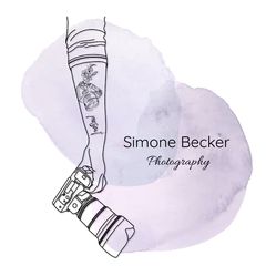 Logo Simone Becker Photography: gezeichneter Arm mit Kamera-Tattoo auf lila Aquarell
